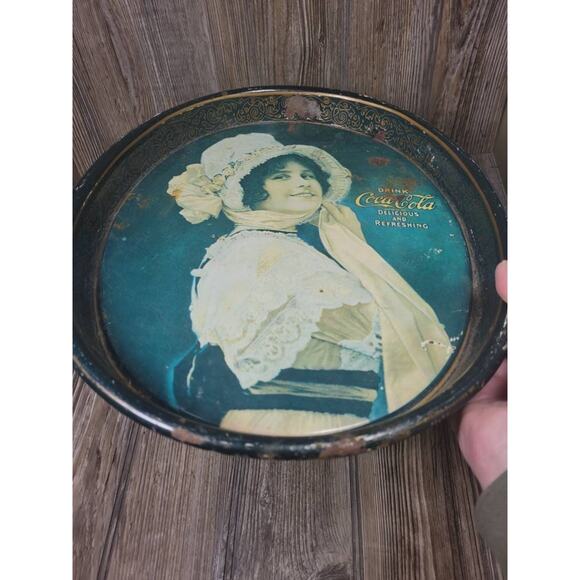 Vintage Coca-Cola Oval Tray, Betty Girl 1972 Reproduction, Primitive & Rusty - Picture 4 of 6